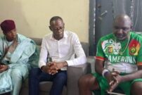 Henri Moukoko, le père de Ozanne (en maillot) lors de la descente du gouverneur à son domicile.