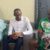 Henri Moukoko, le père de Ozanne (en maillot) lors de la descente du gouverneur à son domicile.