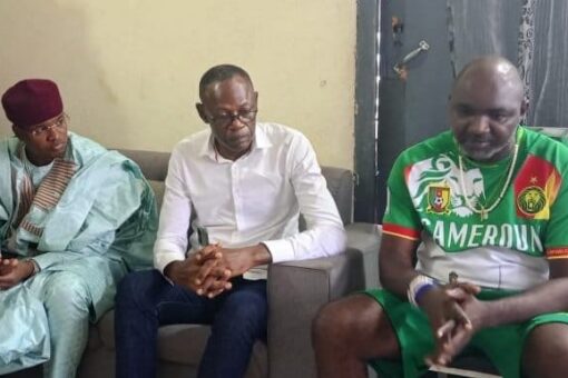 Henri Moukoko, le père de Ozanne (en maillot) lors de la descente du gouverneur à son domicile.