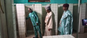 Douala, le 22 septembre 2026. Le gouverneur du Littoral visite les toilettes du collège De La Salle, où la petite Ozanne a été retrouvée.