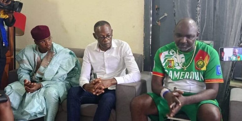 Henri Moukoko, le père de Ozanne (en maillot) lors de la descente du gouverneur à son domicile.