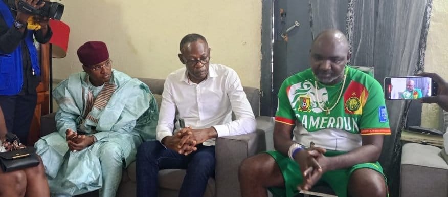 Henri Moukoko, le père de Ozanne (en maillot) lors de la descente du gouverneur à son domicile.